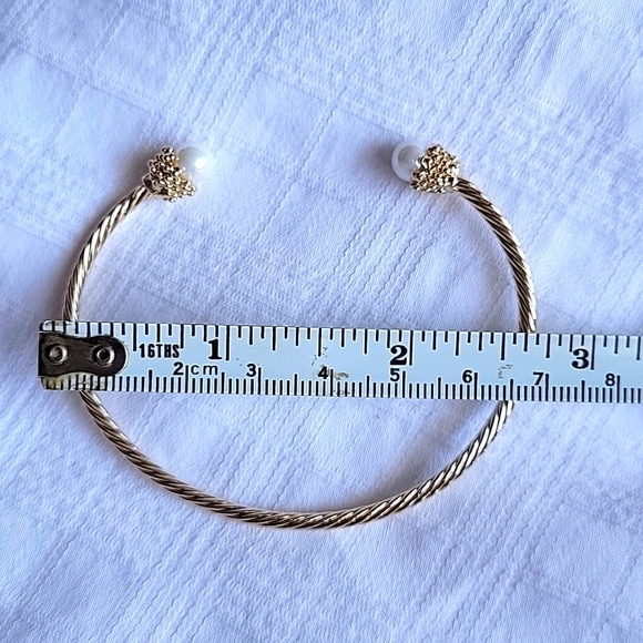 NEW!! pearl and gold open bangle - Picture 3 of 4